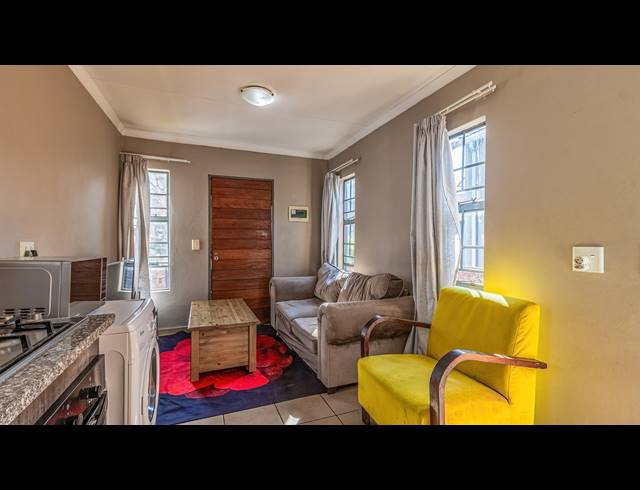 2 BEDROOM HOUSE FOR SALE IN SOUTH HILLS